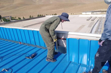 نصابان ساندویچ پانل فولادغرب در پگاه شهرکرد